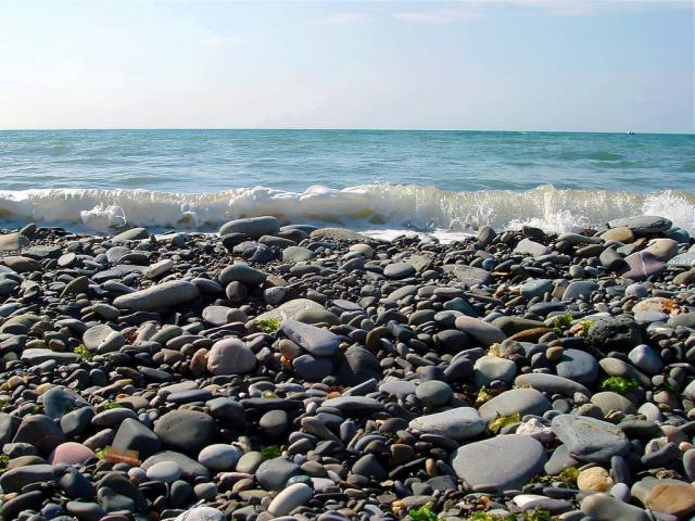 Тёплые камни и ласковое море - это про летний Сочи :)