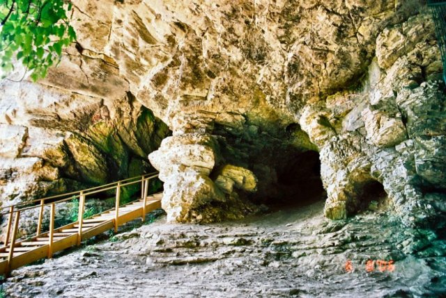 Ахштырская пещера расположена над рекой Мзымта в Адлерском районе города Сочи. Открыта для науки 28 сентября 1903 года французским учёным Эдуардом Альфредом Мартелем и его проводником Гавриилом Ревинко, жителем Казачьего Брода.