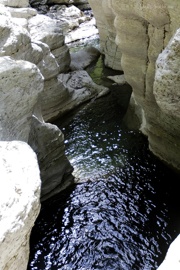 Река Хоста протискивается между белых скал.