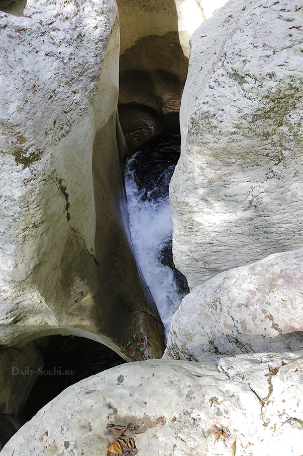 Вода в каньоне бурлит, протискиваясь меж Белых скал