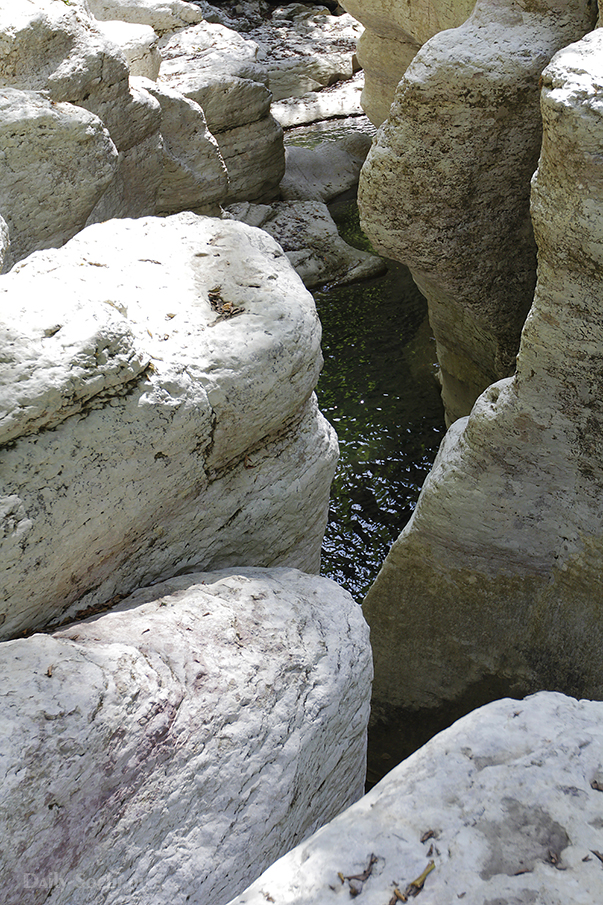 В некоторых местах Белые скалы сужаются до трёх метров.
