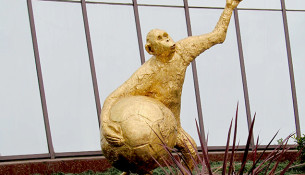 Скульптура "Футбол и вечность" в Сочи