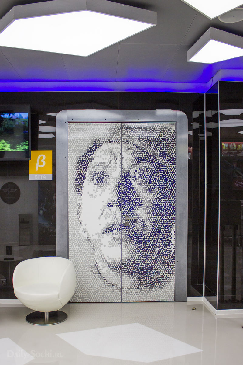 Портрет Никулина на двери в кинотеатре "Звёздный" в городе Сочи