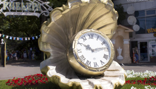 Главный вход в парк «Ривьера» украшен жемчужиной с часами