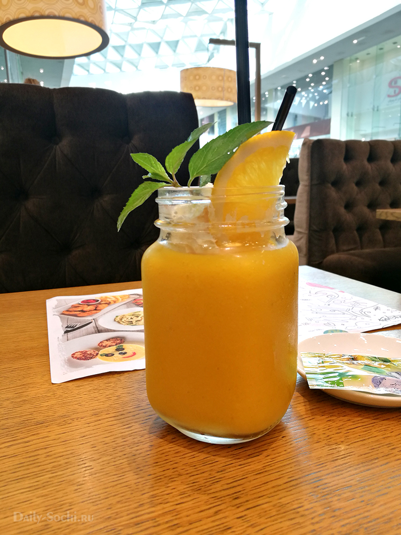 Напиток из манго в ресторане "Кофетун Сушитун"