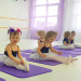 Балет в Сочи: малышки двух лет в балетных пачках сидят на ковриках в танцевальном зале.